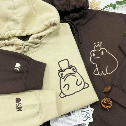 Embroidered Frog King and Queen Matching Hoodies for Couples, Personalized Couple Sweatshirt, Couple Embroidered Sweatshirt, Valentine's Day Gifts Idea For Him Her-Nicesnkpro - Image 4